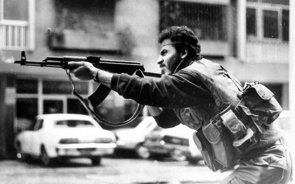לוחם במיליציית אמל השיעית יורה בדרוזים במערב ביירות, במהלך מלחמת האזרחים בלבנון, 20 בפברואר 1987 (צילום: Wikiamin, ויקיפדיה)