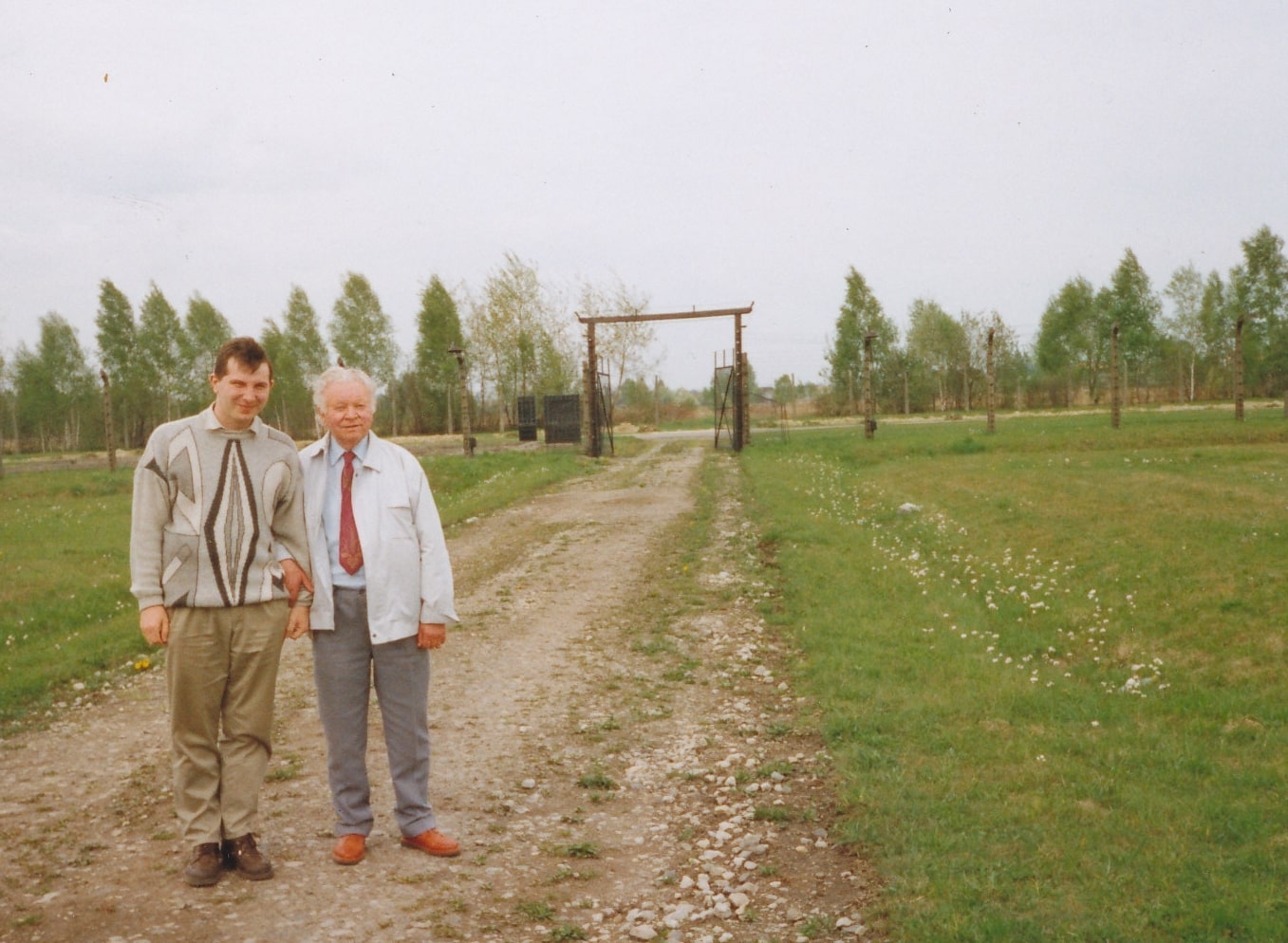 איגור ברטוסיק והנריק מנדלבאום ב&quot;כביש המחנה&quot; של אושוויץ־בירקנאו בפולין, 1997 (צילום: באדיבות איגור ברטוסיק, מוזיאון אושוויץ־בירקנאו)