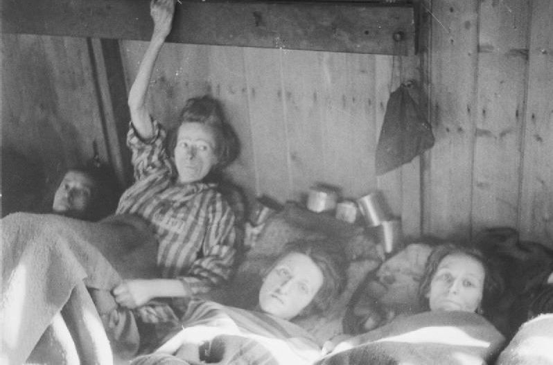 שלוש נשים הסובלות מטיפוס שוכבות זו לצד זו בזמן שחרור מחנה הריכוז ברגןֽ־בלזן, אפריל 1945 (צילום: No 5 Army Film &amp; Photographic Unit, Oakes, H (Sgt), Public domain, via Wikimedia Commons)