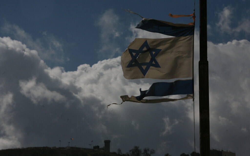 אילוסטרציה: דגל ישראל קרוע בחברון, 17 בינואר 2006 (צילום: Nati Shohat Flash 90)