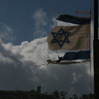 אילוסטרציה: דגל ישראל קרוע בחברון, 17 בינואר 2006 (צילום: Nati Shohat Flash 90)