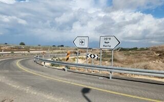 השלט החדש לכיוון מנחת הבונים עם הסמל המכווין ל"שדה תעופה" השלט החדש לכיוון מנחת הבונים עם הסמל המכווין ל"שדה תעופה"