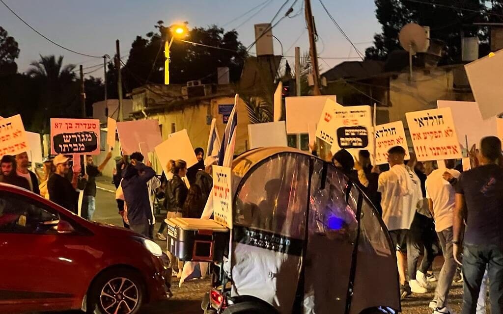 תושבי ידידיה ובכפר שלם מפגינים נגד עיריית תל אביב במחאה על תביעות הפינוי שהגושו נגדם. 10 בנובמבר 2022 (צילום: יואל רדעי) תושבי ידידיה ובכפר שלם מפגינים נגד עיריית תל אביב במחאה על תביעות הפינוי שהגושו נגדם. 10 בנובמבר 2022 (צילום: יואל רדעי)