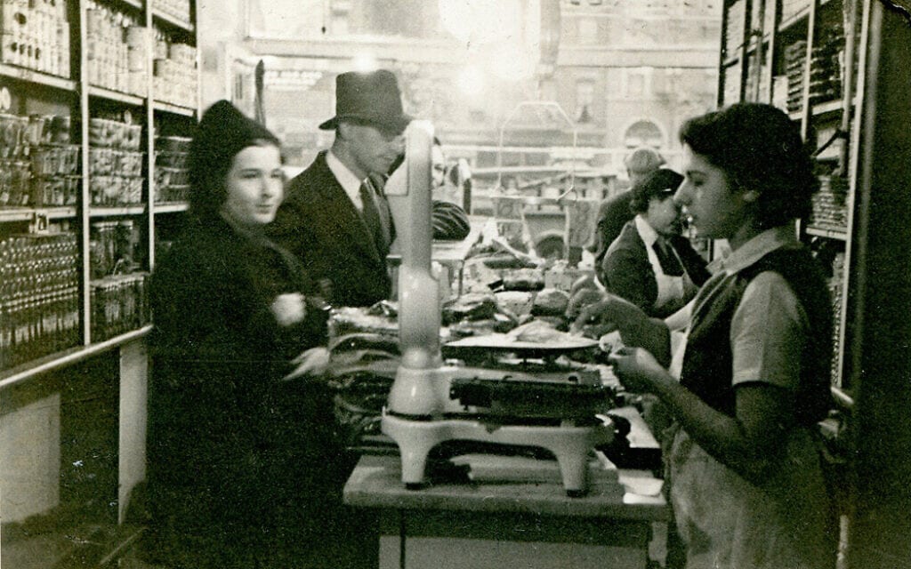 אן, אימו של מארק ראס פדרמן – דור שלישי למוכרי דגים – משרתת לקוחות במעדניית ראס אנד דוטרס, 1939 (צילום: From the collection of Russ &amp; Daughters/ via the New-York Historical Society)