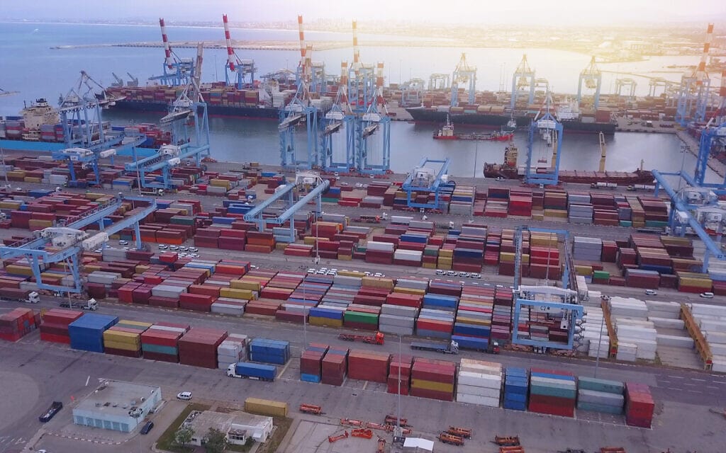 אוניות, עגורנים ומכולות מטען בנמל חיפה (צילום: MagioreStock via iStock by Getty Images)