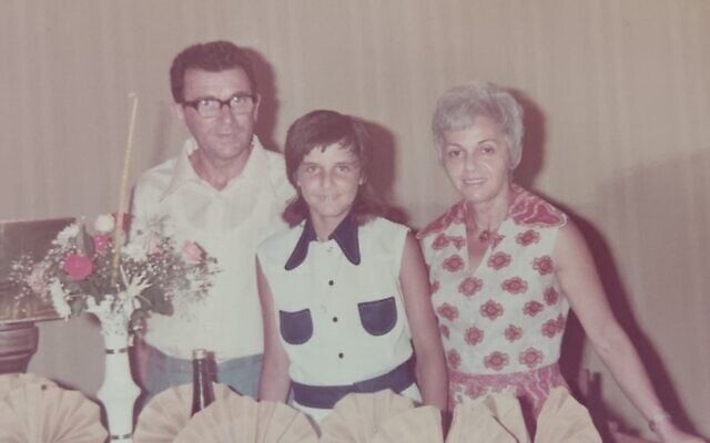 שרונה בן אור בנעוריה עם הוריה ישראל ואנטונינה (צילום: באדיבות המצולמים)