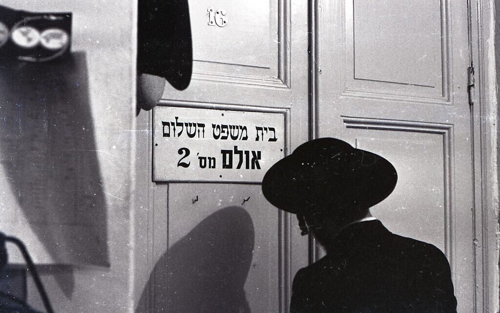 משפט נטורי קרתא בבית המשפט השלום בירושלים ב-1969 (צילום: אוסף דן הדני, הספרייה הלאומית)