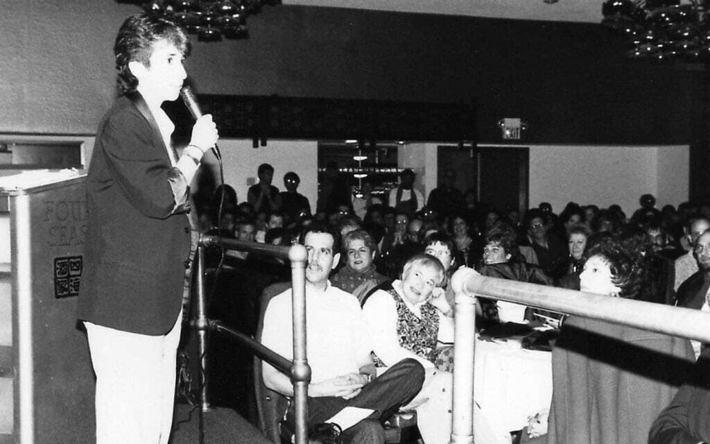 ליסה גדולדיג על הבמה במופע הראשון אי פעם של "קונג פאו – קומדיה כשרה" בסן פרנסיסקו, 1993 (צילום: באדיבות המצולמת)