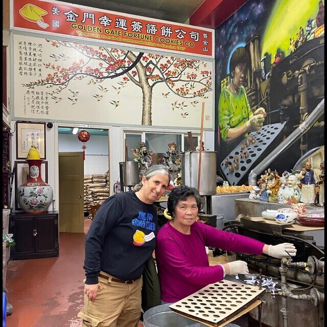 חלק מהשטיק של &quot;קונג פאו &#8211; קומדיה כשרה&quot; הן עוגיות המזל הסיניות, הממולאות בפתגמים ביידיש (צילום: באדיבות ליסה גדולדיג)
