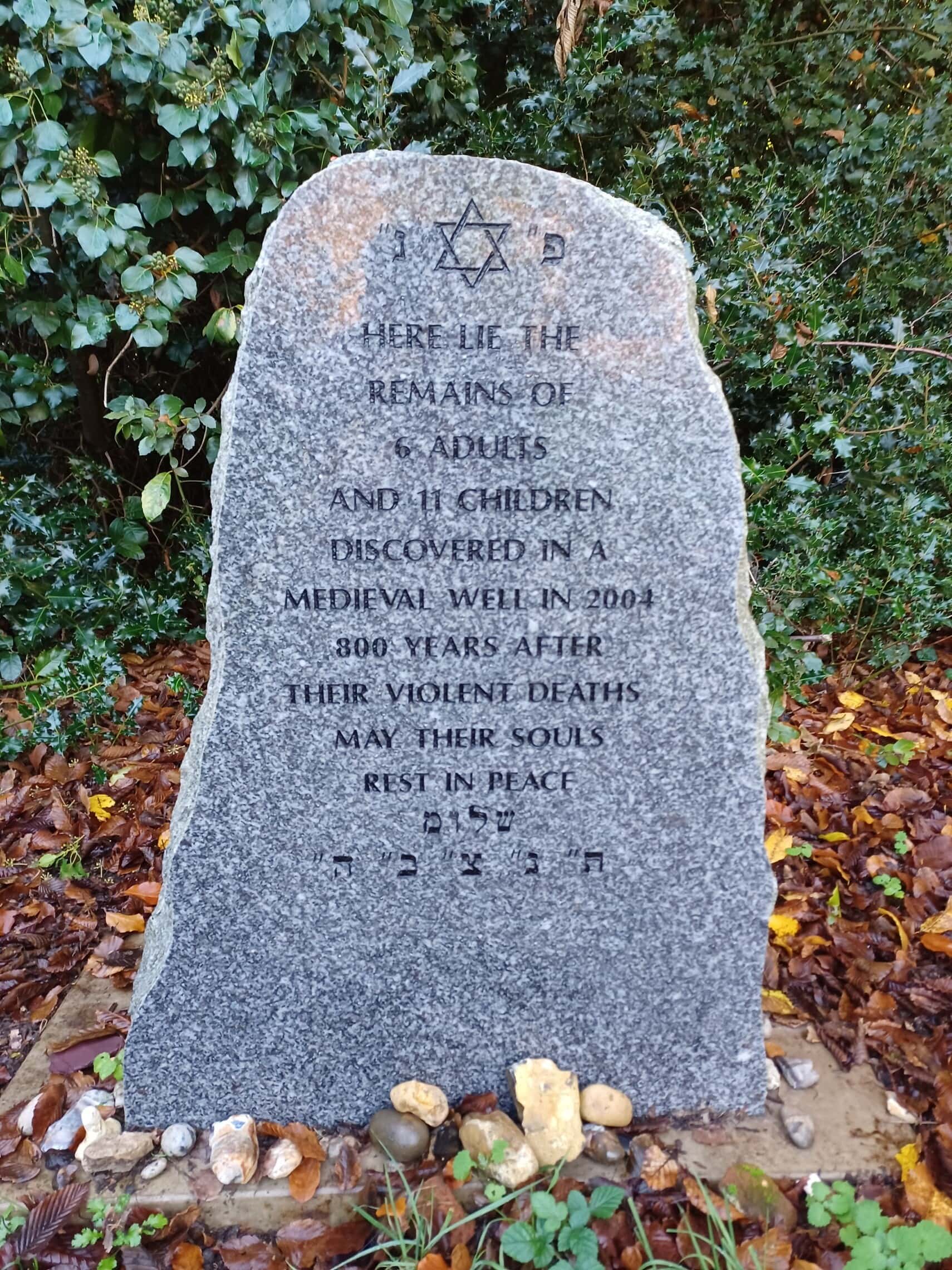 מצבה לזכר היהודים שנטבחו בנוריץ&#039; (צילום: שאול אדר)