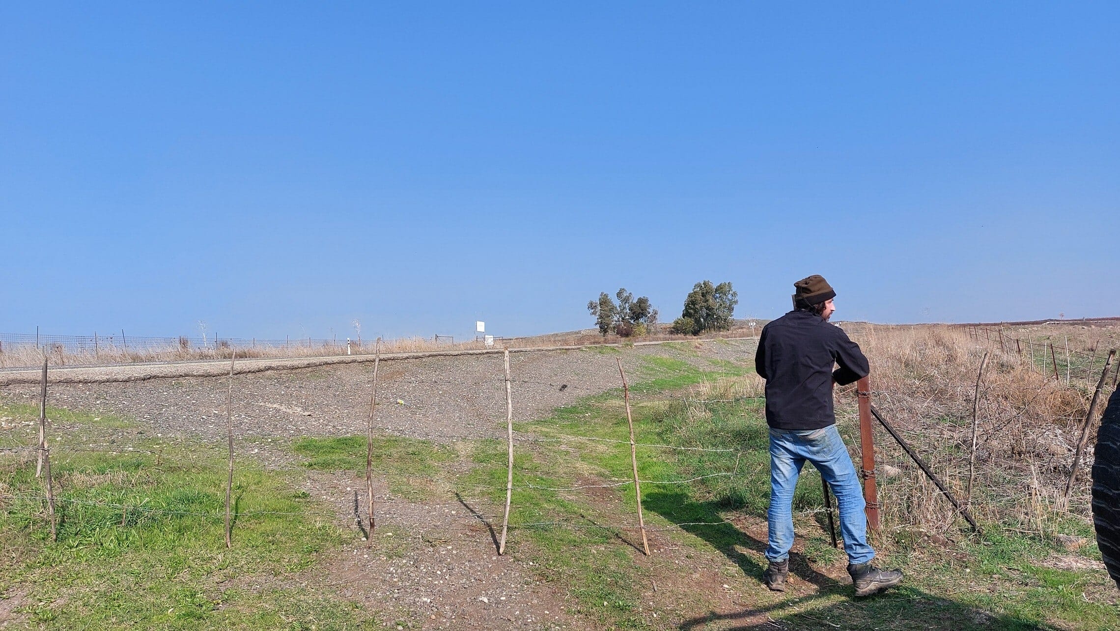 גלעד גיא סוגר גדר בשטח מרעה ברמת הגולן, דצמבר 2022 (צילום: עומר שרביט)