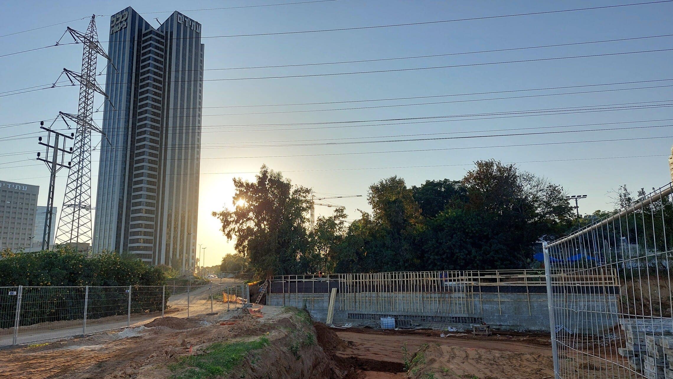 עבודות של נת&quot;ע בתוך נחל פרדסים בתל אביב. דצמבר 2022 (צילום: עומר שרביט)