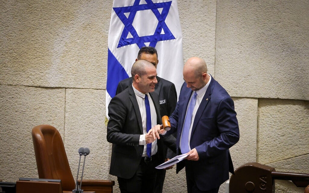 אמיר אוחנה מקבל את הפטיש מידי אופיר כץ עם בחירתו לתפקיד יושב ראש הכנסת, 29 בדצמבר 2022 (צילום: נועם מושקוביץ, דוברות הכנסת)