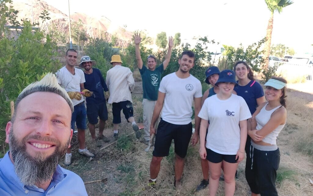 לירן בלוך והמתנדבים שמטפלים ביער המאכל באילת, יוני 2022 (צילום: עמוד הפייסבוק של יער מאכל אילת)
