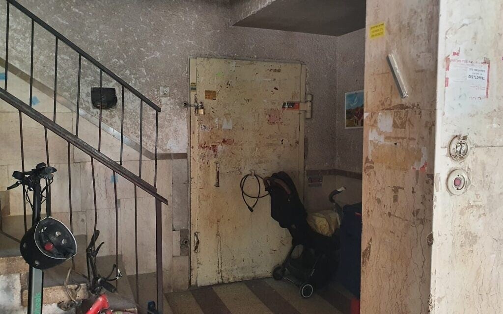 מחסן המשמש כדירה בבניין בבני ברק, 26.12.2022 (צילום: תני גולדשטיין)