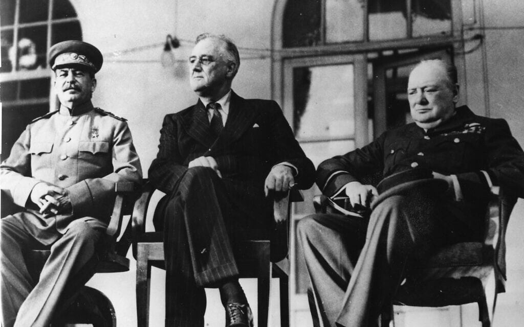 ראש ממשלת בריטניה וינסטון צ&#039;רצ&#039;יל, נשיא ארה&quot;ב פרנקלין רוזוולט ושליט בריה&quot;מ יוסיף סטלין בוועידת טהרן באיראן, 28 בנובמבר 1943 (צילום: AP Photo)
