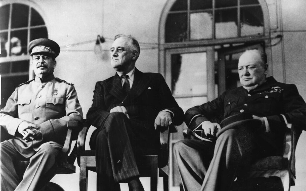 ראש ממשלת בריטניה וינסטון צ'רצ'יל, נשיא ארה"ב פרנקלין רוזוולט ושליט בריה"מ יוסיף סטלין בוועידת טהרן באיראן, 28 בנובמבר 1943 (צילום: AP Photo)