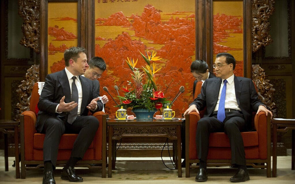 אילון מאסק, משמאל, בפגישה עם בכירים בממשל הסיני בבייג&#039;ינג, 9 בינואר 2019 (צילום: AP Photo/Mark Schiefelbein)