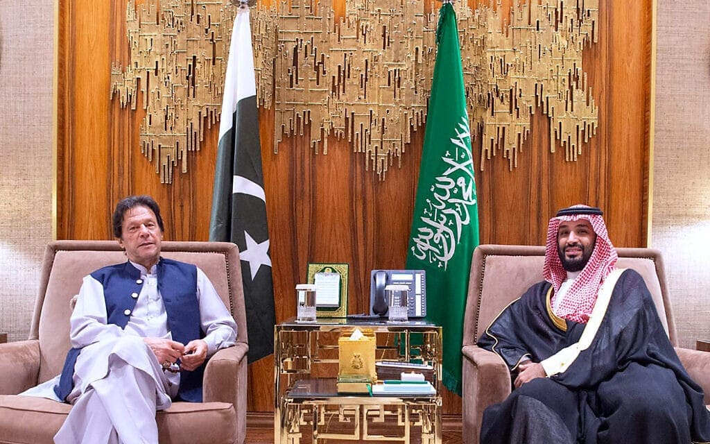 יורש העצר הסעודי מוחמד בן סלמאן בפגישה עם ראש ממשלת פקיסטן אימרן קאהן בריאד, 15 באוקטובר 2019 (צילום: Saudi Press Agency via AP)