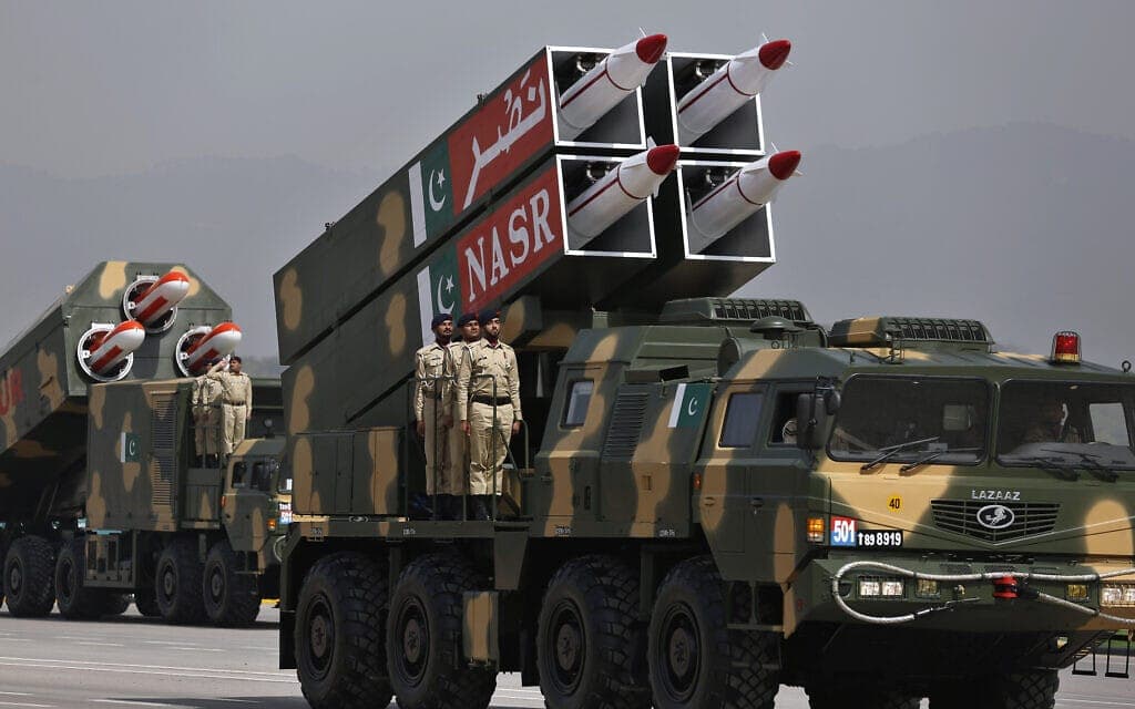 טילים בליסטיים תוצרת פקיסטן מוצגים בצעדה הצבאית לרגל יום פקיסטן באסלאמאבאד, 25 במרץ 2021 (צילום: AP Photo/Anjum Naveed)