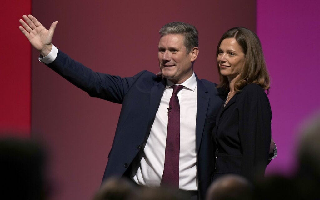 יושב ראש מפלגת הלייבור הבריטית קייר סטארמר מנופף בידו לצד אשתו ויקטוריה, אחרי נאום בוועידה השנתית של המפלגה בברייטון, אנגליה, 29 בספטמבר 2021 (צילום: AP Photo/Alastair Grant)