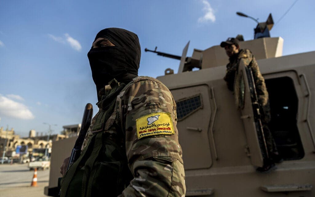 כוח של צבא סוריה הדמוקרטית בא-רקה בסוריה, 7 בפברואר 2022 (צילום: AP Photo/Baderkhan Ahmad)