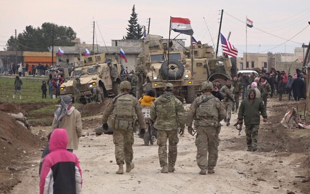 גורמים רוסיים, סוריים ואחרים ליד שיירה אמריקאית במזרח קמישלי שבסוריה, 12 בפברואר 2020 (צילום: AP)