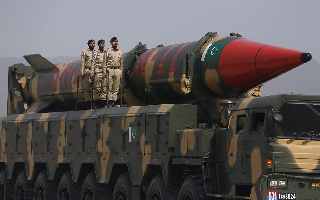 צבא פקיסטן מציג טיל שאהין-3 בעל ראש נפץ גרעיני בצעדה הצבאית לרגל יום פקיסטן באסלאמאבאד, 23 במרץ 2022 (צילום: AP Photo/Anjum Naveed)