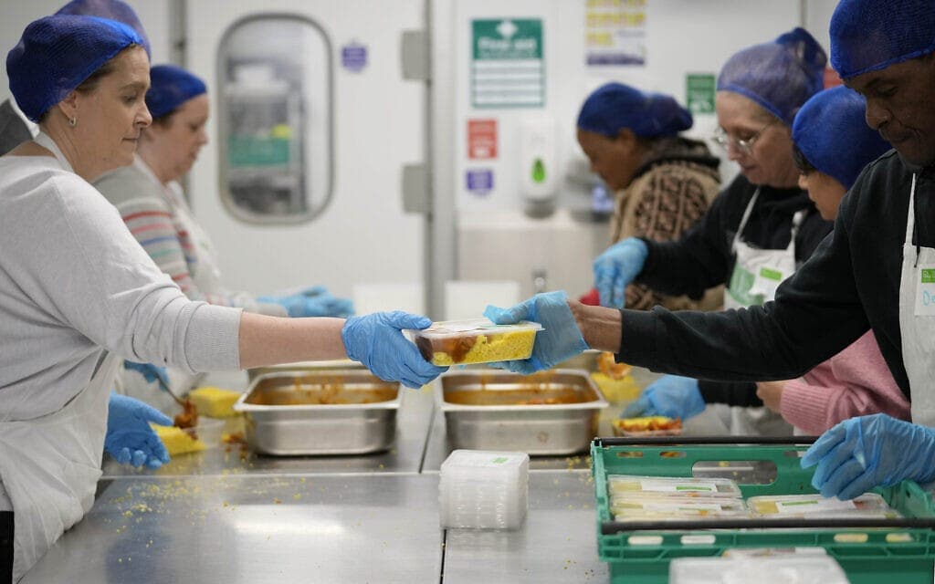 חלוקת מזון לנזקקים בלונדון בזמן התפרצות האינפלציה (צילום: AP Photo/Frank Augstein)