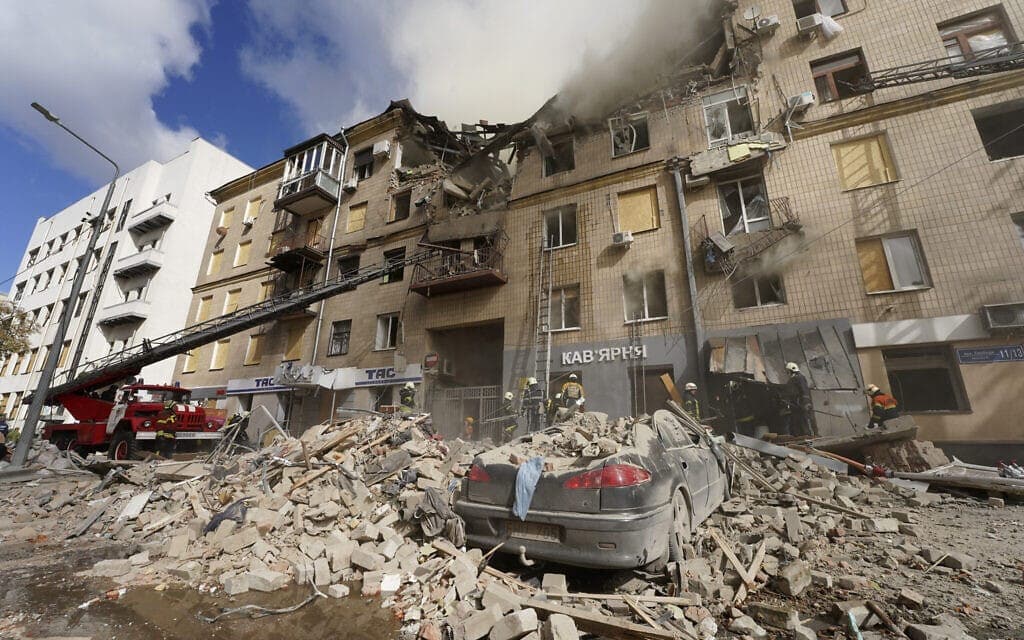 בניינים שנפגעו מהפגזה רוסית בחרקיב, אוקראינה, 6 בספטמבר 2022 (צילום: AP Photo/Andrii Marienko)