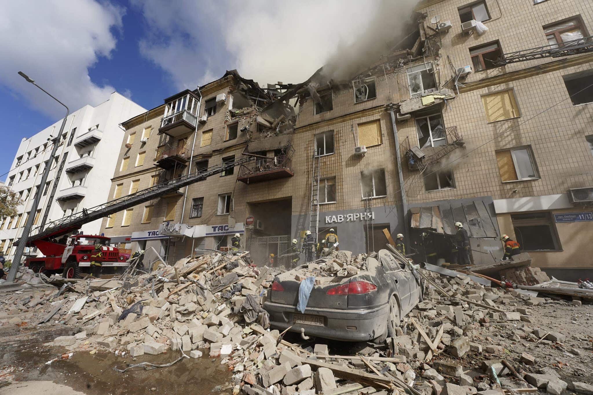 בניינים שנפגעו מהפגזה רוסית בחרקיב, אוקראינה, 6 בספטמבר 2022 (צילום: AP Photo/Andrii Marienko)