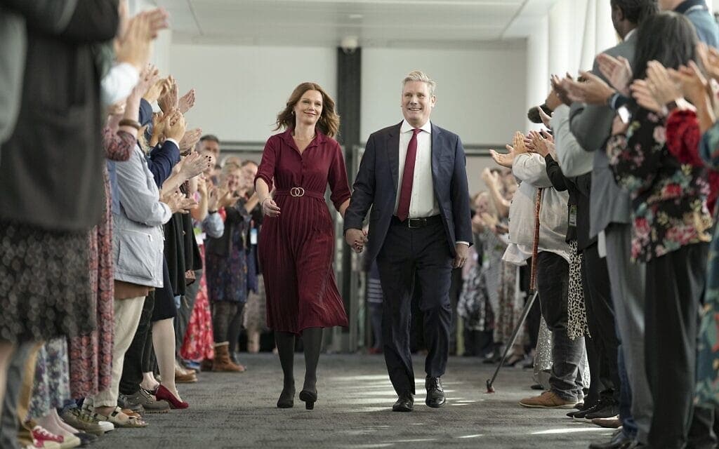 יושב ראש מפלגת הלייבור הבריטית קייר סטארמר מתקבל בתשואות לצד אשתו ויקטוריה, אחרי נאום בוועידה השנתית של המפלגה בברייטון, אנגליה, 27 בספטמבר 2021 (צילום: AP Photo/Jon Super)