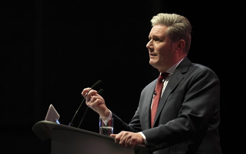 קייר סטארמר, יושב ראש מפלגת הלייבור הבריטית, נושא נאום בוועידה השנתית של המפלגה בליברפול, אנגליה, 27 בספטמבר 2022 (צילום: AP Photo/Jon Super)