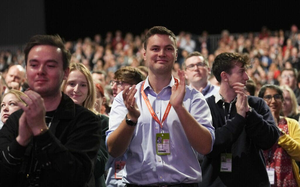 תומכיו של קייר סטארמר, יושב ראש מפלגת הלייבור הבריטית, מריעים לו בעת נאומו בוועידה השנתית של המפלגה בליברפול, אנגליה, 27 בספטמבר 2022 (צילום: AP Photo/Jon Super)