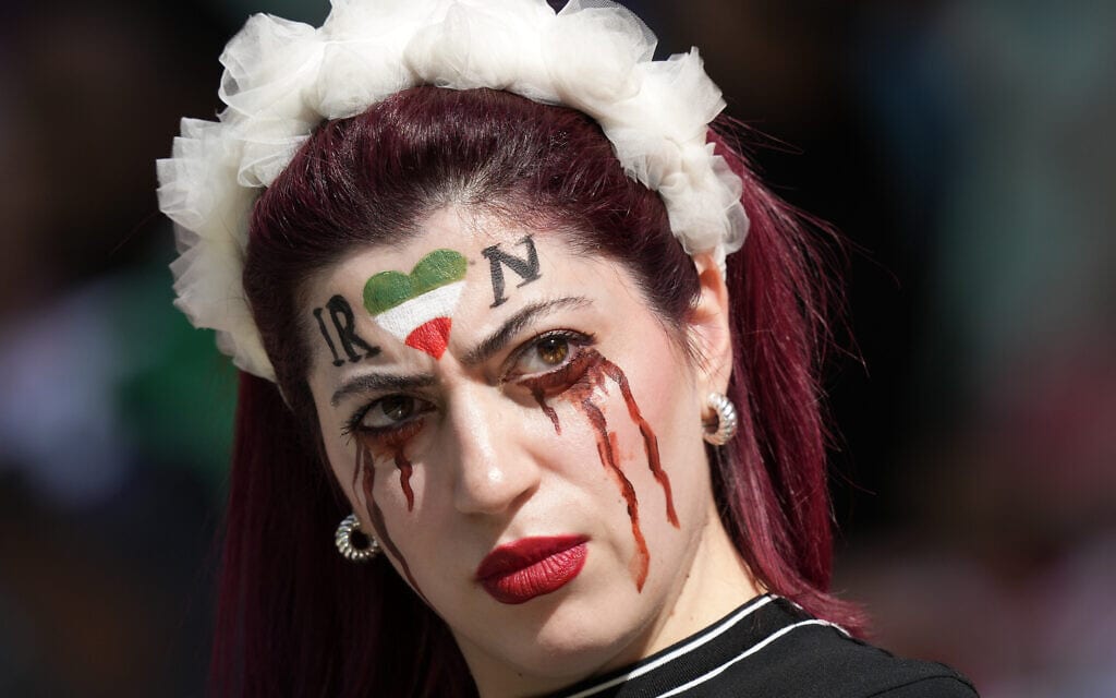 אישה מביעה סולידריות עם המחאה באיראן במונדיאל בקטר, 25 בנובמבר 2022 (צילום: AP Photo/Frank Augstein)
