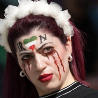 אישה מביעה סולידריות עם המחאה באיראן במונדיאל בקטר, 25 בנובמבר 2022 (צילום: AP Photo/Frank Augstein)