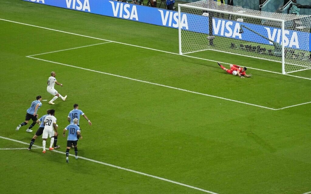 שוער אורוגוואי סרחיו רוצ&#039;ט בולם כדור מבעיטת פנדל חלשה של שחקן נבחרת גאנה אנדרה איו במונדיאל בקטאר, 2 בדצמבר 2022 (צילום: AP Photo/Aijaz Rahi)