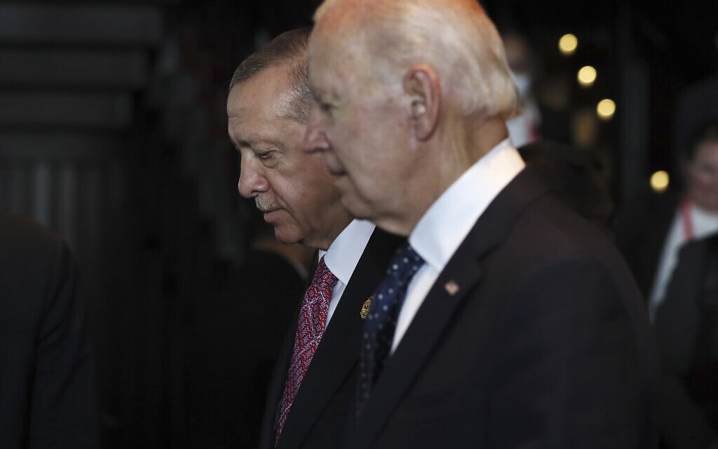 נשיא ארה&quot;ב ג&#039;ו ביידן ונשיא טורקיה רג&#039;פ טאיפ ארדואן בשיחה בפסגת ה-G20 בבאלי, אינדונזיה, ב-15 בנובמבר 2022 (צילום: Made Nagi/Pool Photo via AP)