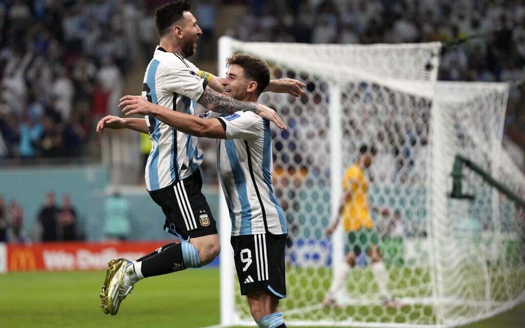 חואן אלברס וליאו מסי חוגגים את השער השני של ארגנטינה מול אוסטרליה בשמינית הגמר של המונדיאל בקטאר, 3 בדצמבר 2022 (צילום: AP Photo/Frank Augstein)