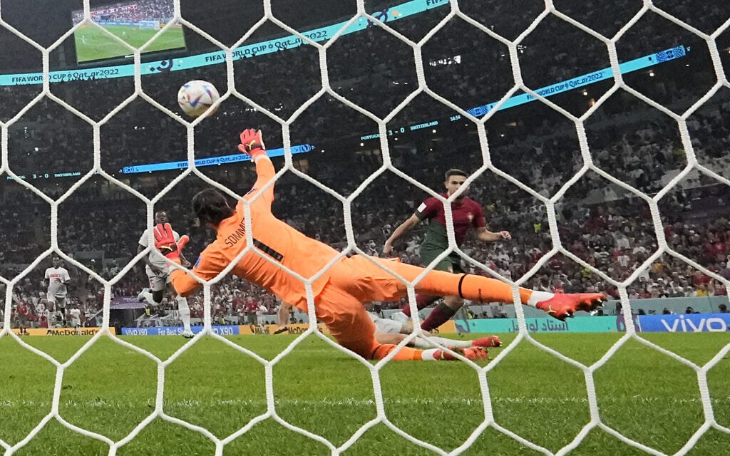 רפאל גריירו כובש את השער הרביעי מתוך שישה עבור פורטוגל במשחק מול שווייץ בשמינית הגמר של המונדיאל בקטאר, 6 בדצמבר 2022 (צילום: AP Photo/Alessandra Tarantino)