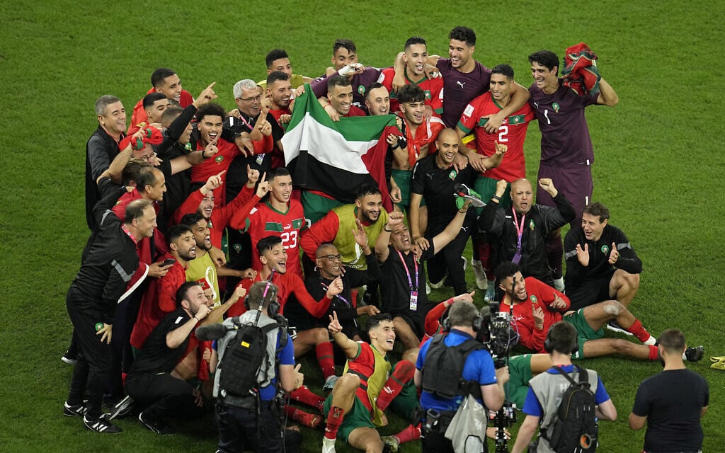 נבחרת מרוקו חוגגת את נצחונה על ספרד עם דגל פלסטין בשמינית הגמר של המונדיאל בקטאר, 6 בדצמבר 2022 (צילום: AP Photo/Abbie Parr)