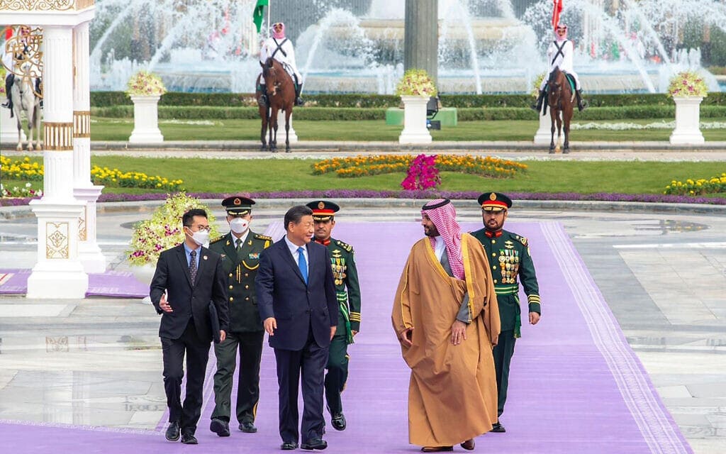 נשיא סין שי ג&#039;ינפינג מתקבל על ידי יורש העצר הסעודי מוחמד בן סלמאן בריאד, ערב הסעודית, 8 בדצמבר 2022 (צילום: Saudi Press Agency via AP)