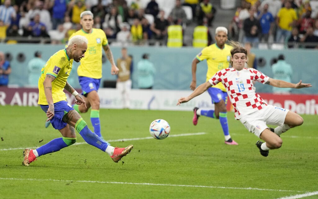 ניימאר מבקיע שער עבור ברזיל במשחק מול קרואטיה ברבע הגמר של המונדיאל בקטאר, 9 בדצמבר 2022 (צילום: AP Photo/Andre Penner)