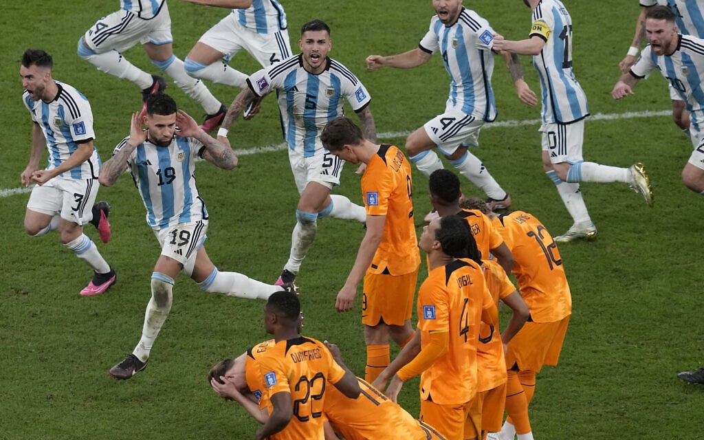 שחקני נבחרת ארגנטינה המנצחת לועגים לנבחרת הולנד המפסידה אחרי משחק רבע הגמר במונדיאל בקטאר, 9 בדצמבר 2022 (צילום: AP Photo/Thanassis Stavrakis)
