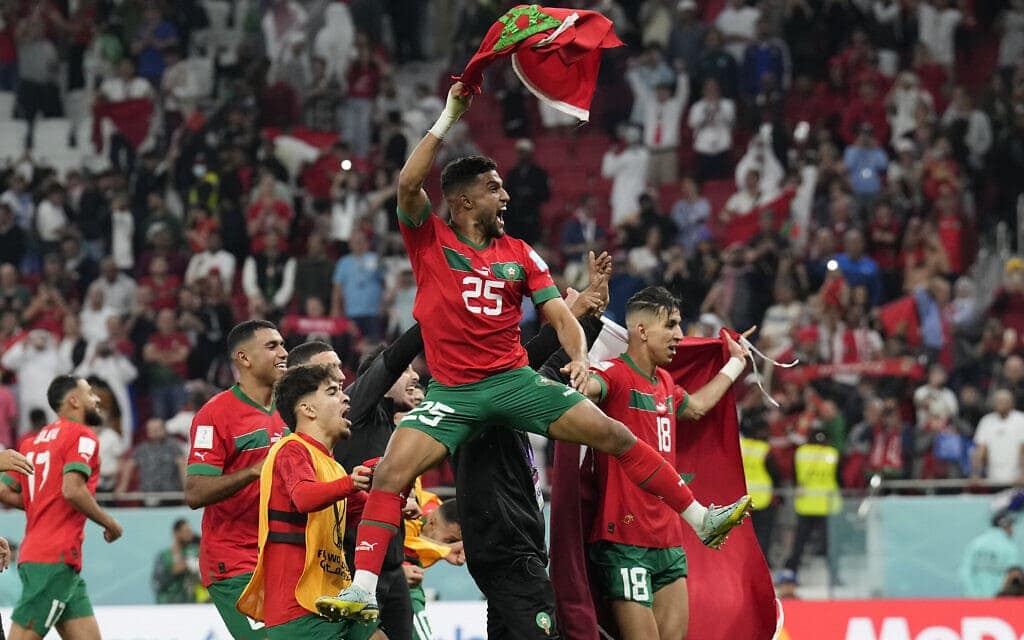נבחרת מרוקו חוגגת את עלייתה לחצי הגמר של המונדיאל אחרי ניצחון על נבחרת פורטוגל בקטאר, 10 בדצמבר 2022 (צילום: AP Photo/Martin Meissner)