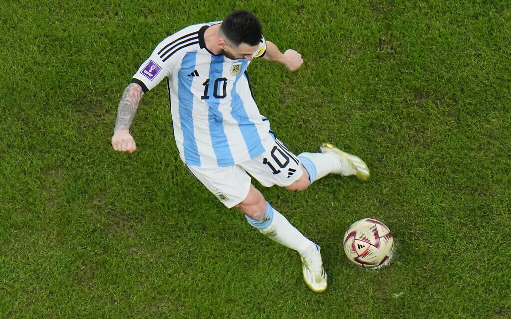 ליאו מסי מבקיע את השער הראשון של ארגנטינה מבעיטת עונשין במשחק מול קרואטיה בחצי הגמר של המונדיאל בקטאר, 13 בדצמבר 2022 (צילום: AP Photo/Hassan Ammar)