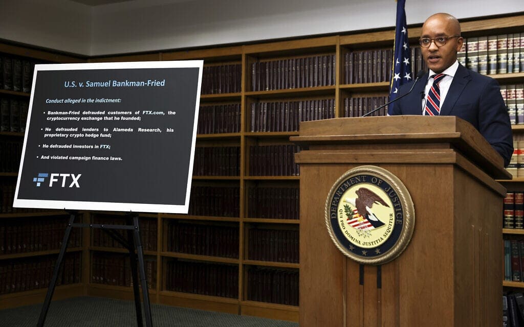 פרקליט המדינה של ארה&quot;ב דמיאן ויליאמס מציג את ההאשמות נגד סאם בנקמן-פריד במסיבת עיתונאים, 13 בדצמבר 2022 (צילום: AP Photo/Julia Nikhinson)
