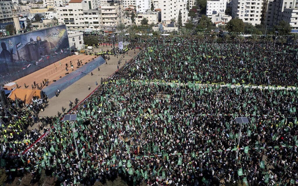 אלפים נאספים במרכז העיר עזה לעצרת לכבוד 35 שנה להקמת ארגון חמאס, 14 בדצמבר 2022 (צילום: AP Photo/Hatem Moussa)