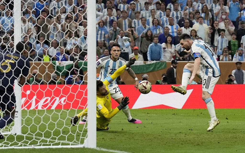 ליאו מסי מבקיע את השער השלישי של ארגנטינה בגמר מול צרפת במונדיאל בקטאר, 18 בדצמבר 2022 (צילום: AP Photo/Martin Meissner)