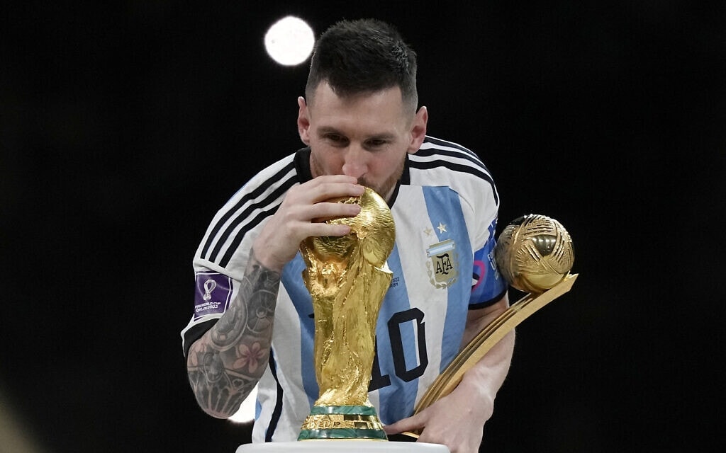 ליאונל מסי מנשק את גביע העולם בכדורגל אחרי גמר המונדיאל בקטאר, 18 בדצמבר 2022 (צילום: AP Photo/Martin Meissner)